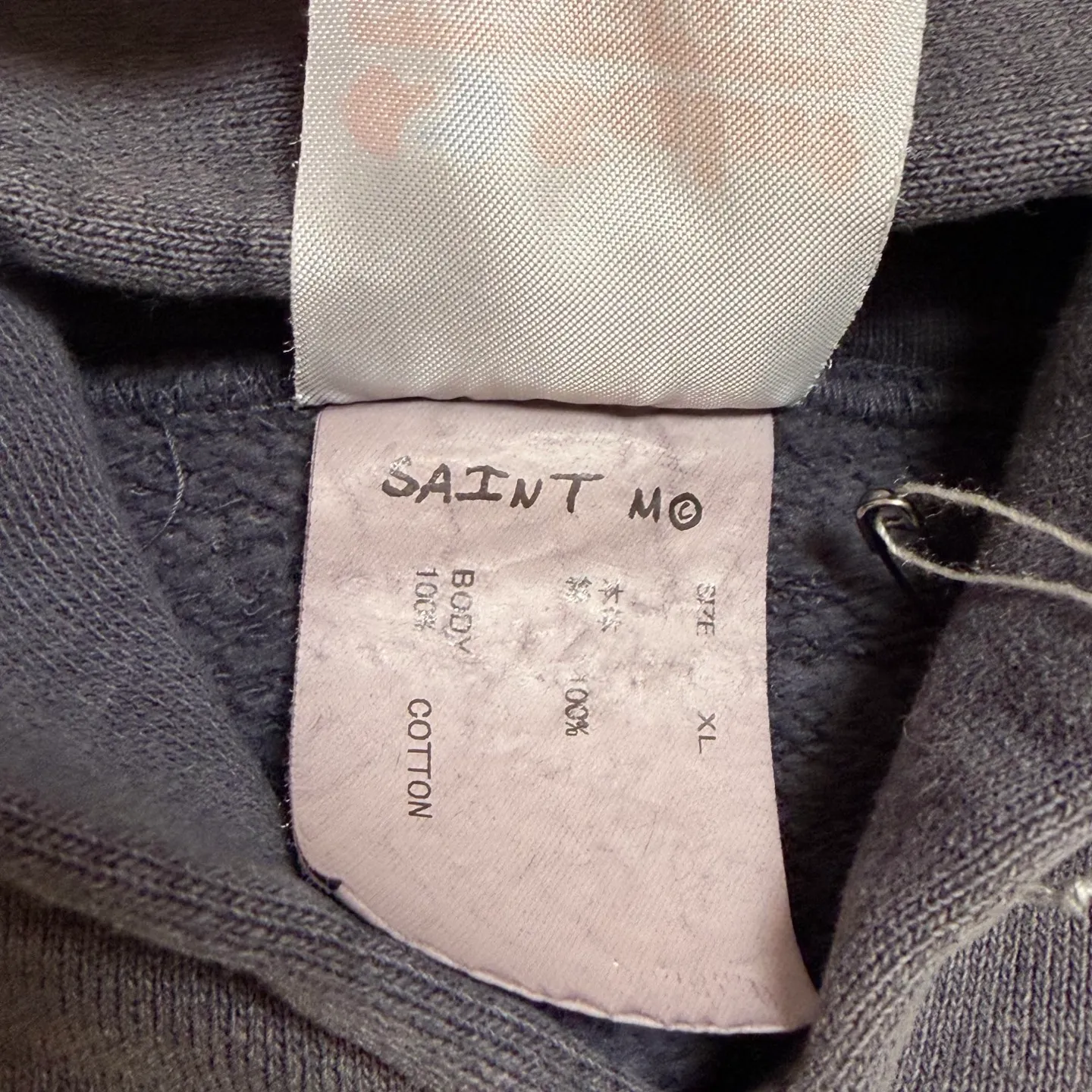 More details SAINT Mxxxxxx HOODIE/LOVE AMONG/BLK blue SAINT barrage slogan hoodie, washed black S-XL, the latest version, revised many times, the version is closer to the original version, and the street flavor is stronger! Heavy washing with water-sprayed fading process for stronger distressing effect. Handmade wormhole destruction treatment. Authentic level extreme distressed crack printing. The main mark and wash mark are all correct versions.
